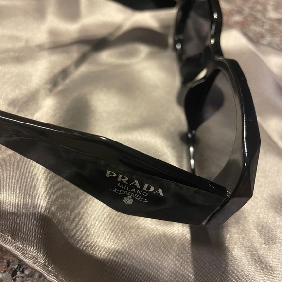 Prada sunglasses - Picture 9 of 11